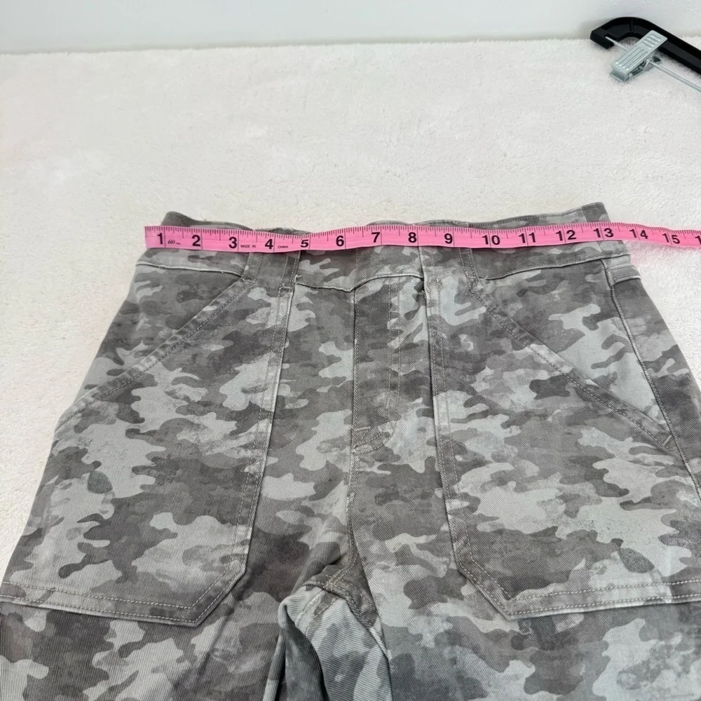 Spanx‎ Stretch Twill Ankle Cargo Pants in Stone Wash Camo size M petite